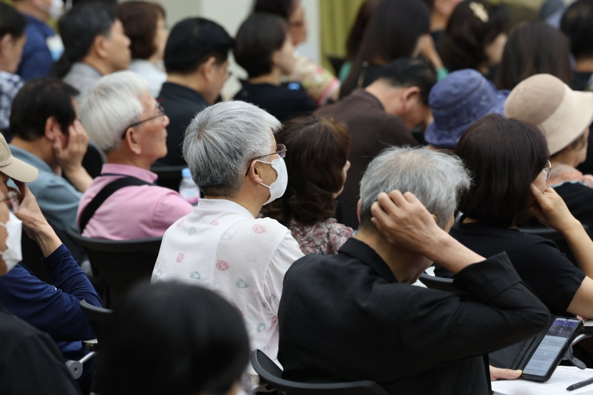 지난 26일 서울 서초구청에서 열린 중장년 취업지원 프로그램에서 참가자들이 중장년 재취업 특강을 듣고 있다./사진=뉴스1