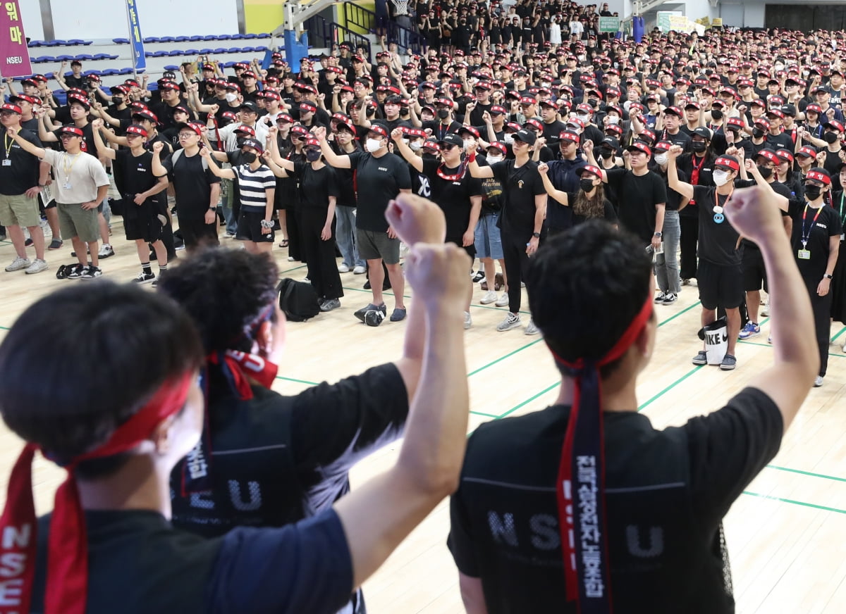 전국삼성전자노동조합 조합원들이 22일 오전 경기 용인시 기흥구 삼성세미콘스포렉스에서 열린 총파업 승리궐기대회에서 구호를 외치고 있다./사진=뉴스1