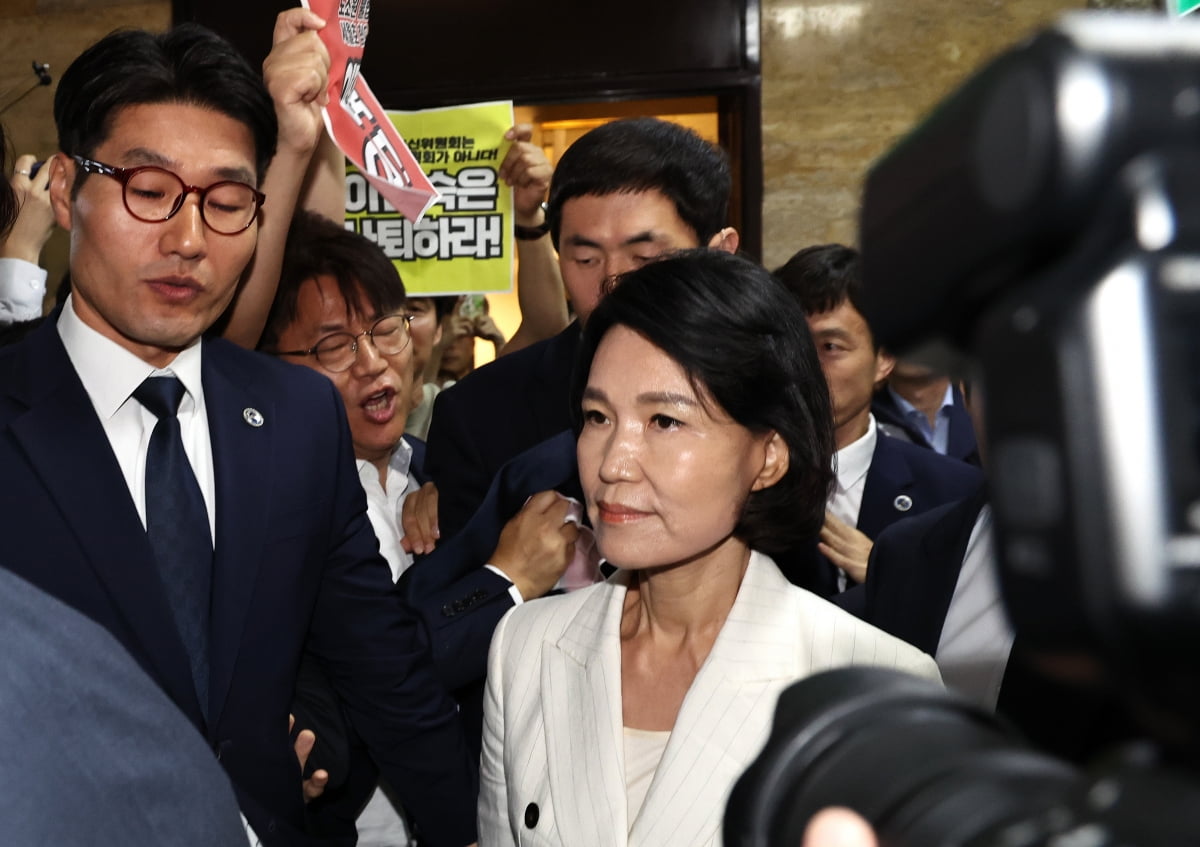 이진숙 방송통신위원회 위원장 후보자가 24일 오전 서울 여의도 국회 과학기술정보방송통신위원회에서 열리는 인사청문회에 야당과 언론단체의 항의를 받으며 출석하고 있다. 사진=뉴스1