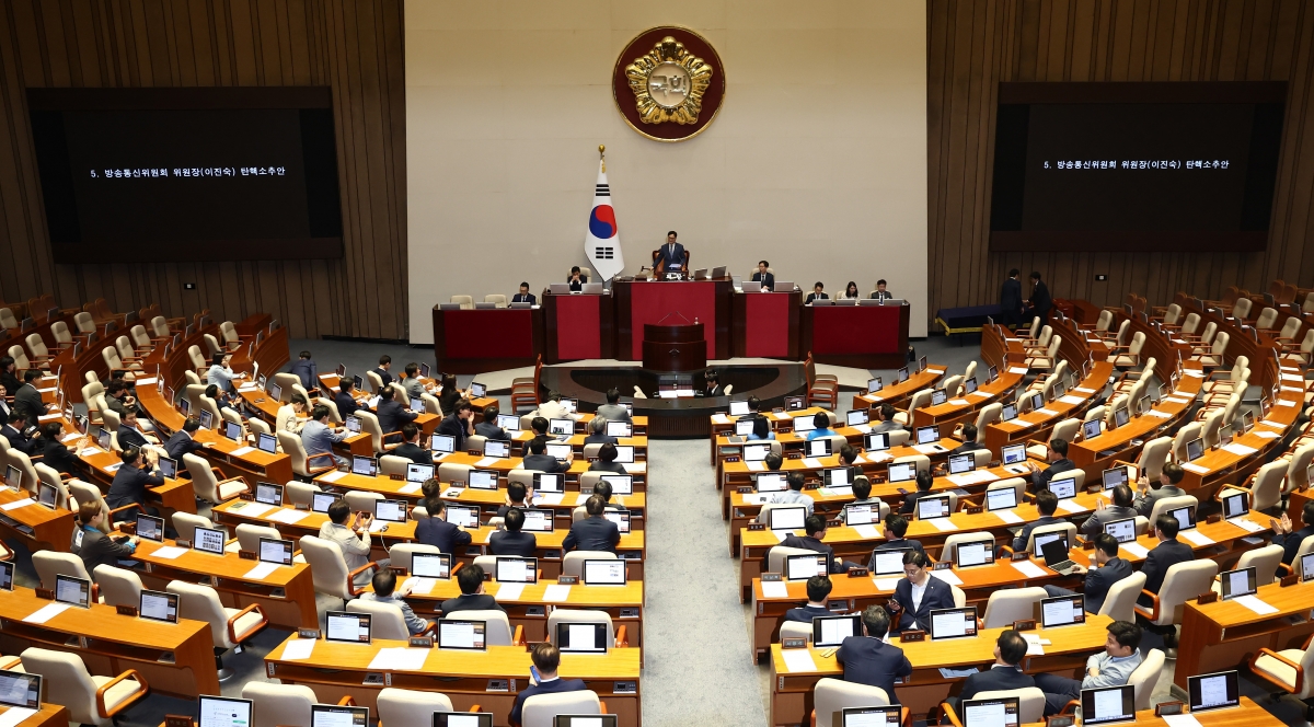  2일 오후 서울 여의도 국회에서 열린 본회의에서 이진숙 방송통신위원장 탄핵소추안이 188표 중 찬성 186표, 반대 1표, 무효 1표로 통과되고 있다. / 사진=뉴스1