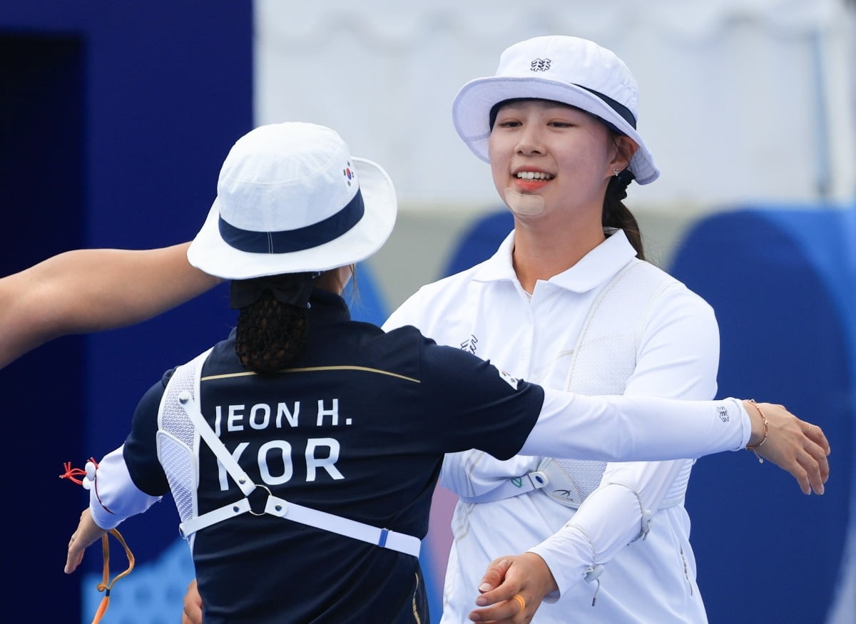 대한민국 양궁 카지노 엘에이 임시현 선수가 3일 오후(한국시간) 프랑스 파리 앵발리드에서 진행된 양궁 여자 개인 4강전 대한민국 전훈영과의 경기에서 승리한 후 인사하고 있다. 사진=뉴스1