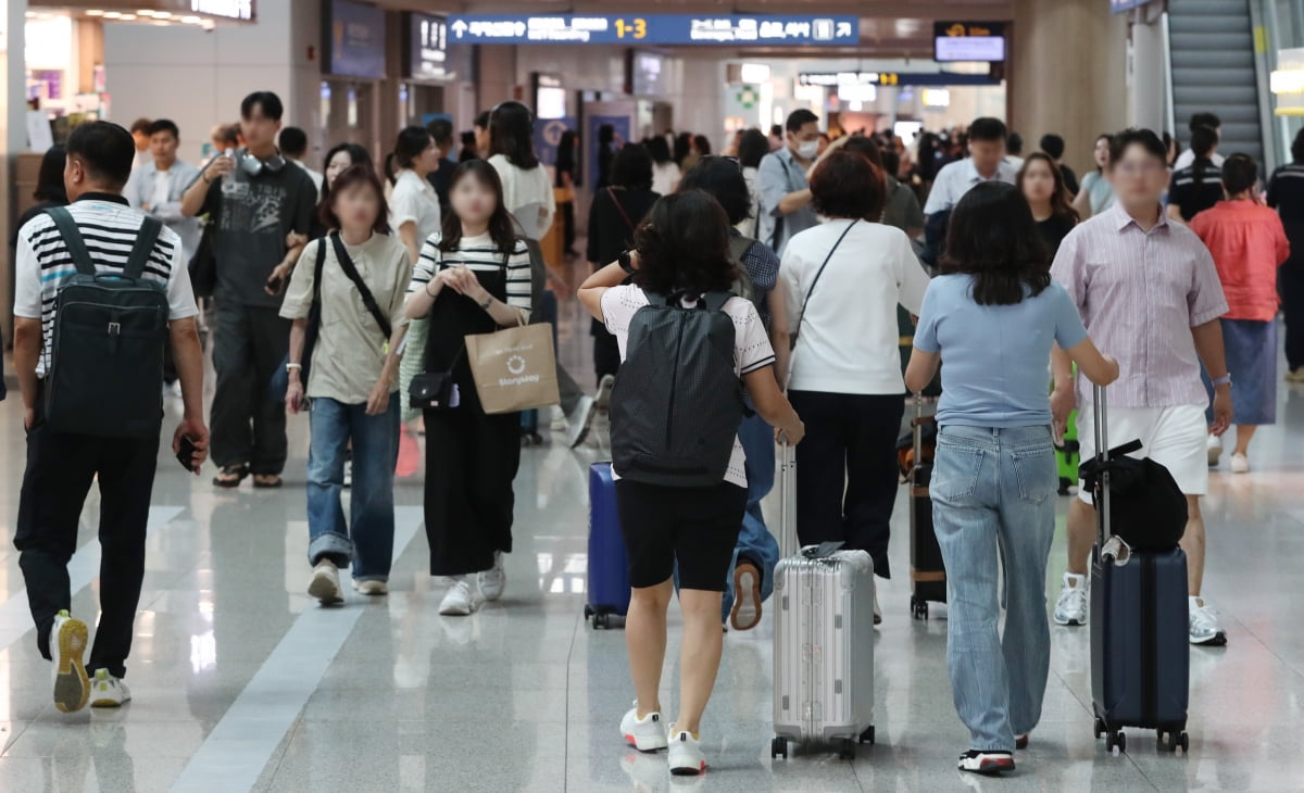 인천국제공항 출국장이 여행객으로 붐비고 있다. 사진=뉴스1