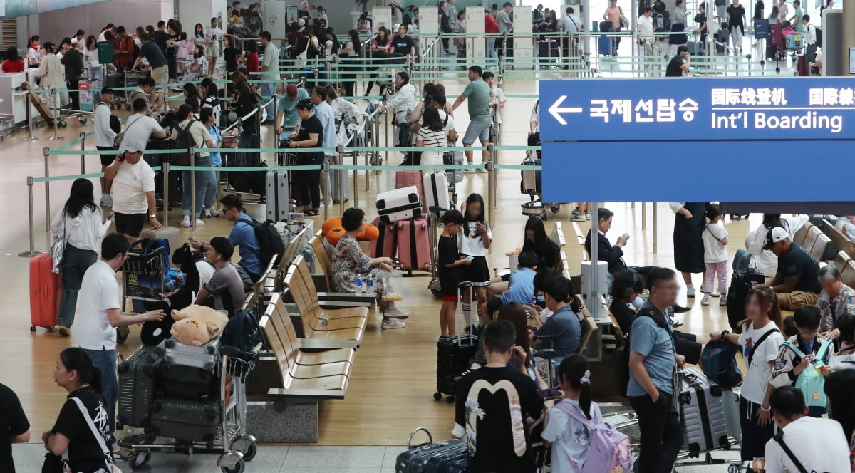 인천국제공항 출국장이 여행객으로 붐비고 있다. 사진=뉴스1