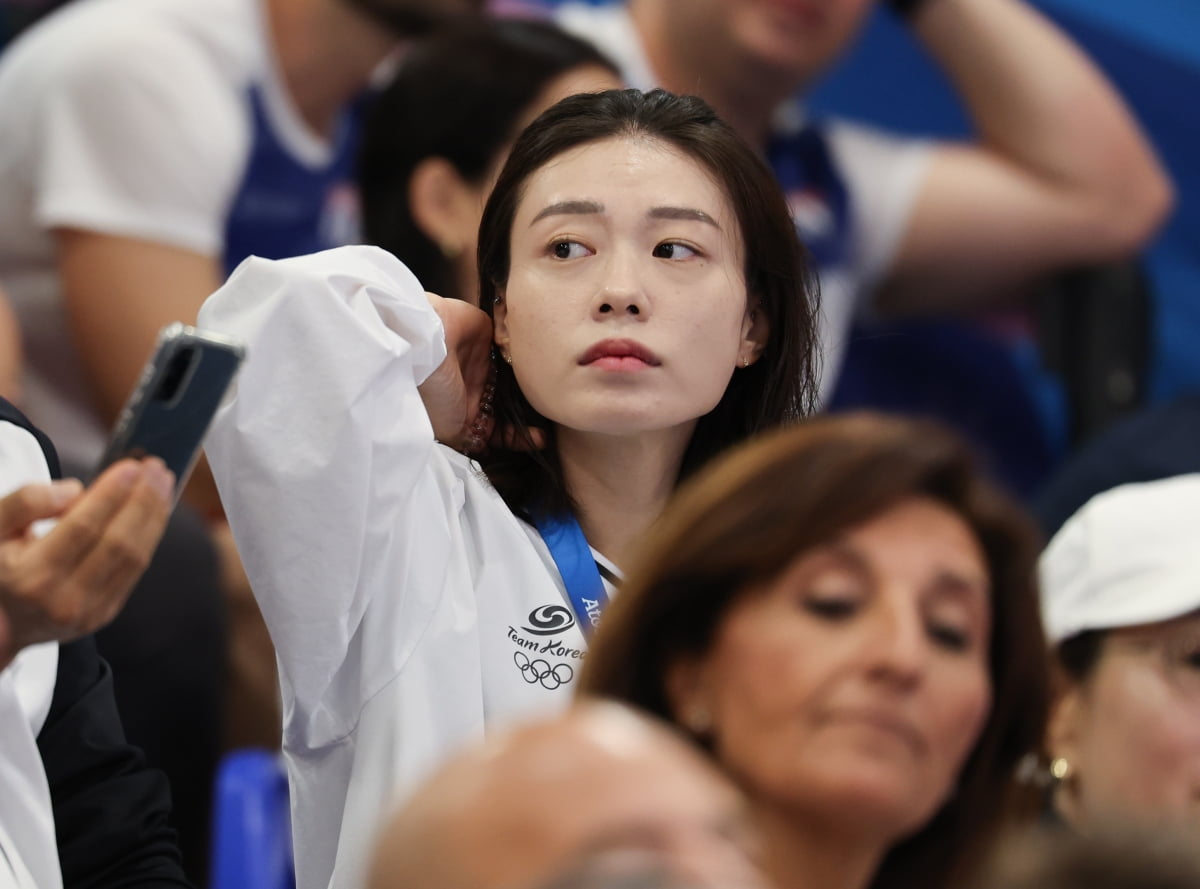 대한민국 사격 대표팀 김예지가 5일(한국시간) 프랑스 샤토루 슈팅 센터에서 열린 2024 파리올림픽 사격 25m 속사권총 결선에서 관전을 하고 있다. / 사진=뉴스1