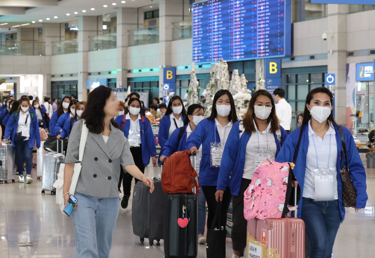 외국인 가사관리사 시범사업에 참여하는 필리핀 노동자들이 6일 오전 인천국제공항을 통해 입국하고 있다. / 사진=뉴스1