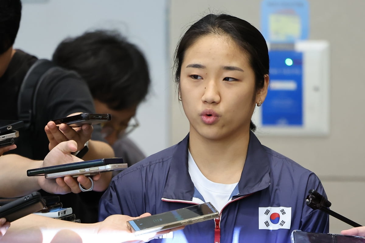 2024 파리 올림픽 배드민턴 여자단식에서 금메달을 획득한 뒤 안세영이 7일 오후 인천공항을 통해 귀국, 취재진과 인터뷰 하고 있다./사진=뉴스1