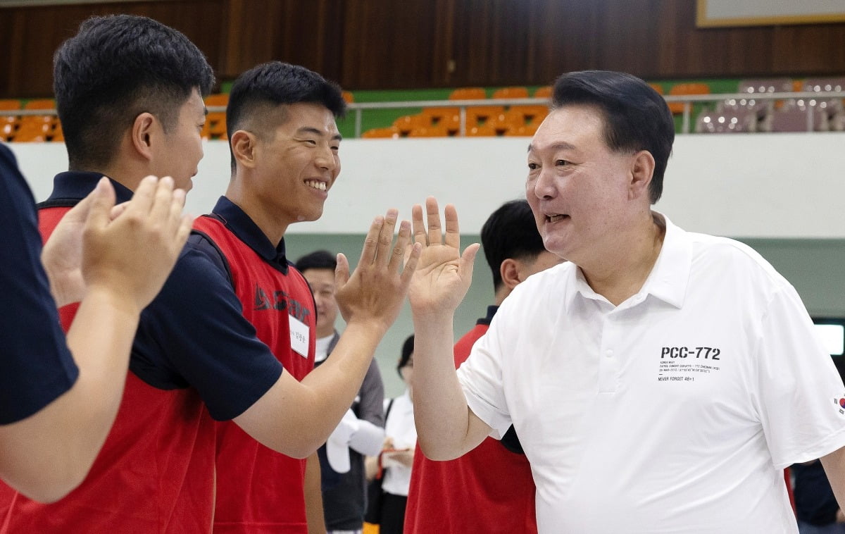 여름휴가 중인 윤석열 대통령이 7일 오후 경남 진해기지사령부 체육관을 찾아 장병들과 하이파이브를 하고 있다. 사진=뉴스1