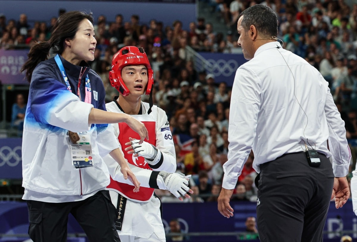 대한민국 태권도 국가대표팀 서건우 선수와 오혜리 코치가 9일 오후(한국시간) 프랑스 파리 그랑 팔레에서 진행된 2024 파리올림픽 태권도 남자 80kg급 16강 칠레의 호아킨 추르칠 선수와의 경기에서 심판진의 비디오 리플레이 결과에 대해 어필하고 있다. /사진=뉴스1