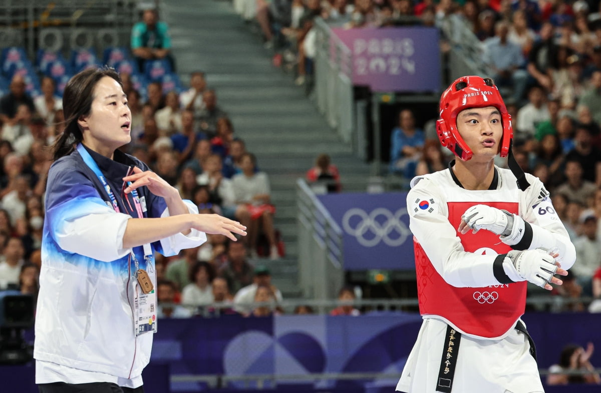 대한민국 태권도 국가대표팀 서건우 선수와 오혜리 코치가 심판진의 비디오 리플레이 결과에 대해 어필하고 있다.  /사진=뉴스1