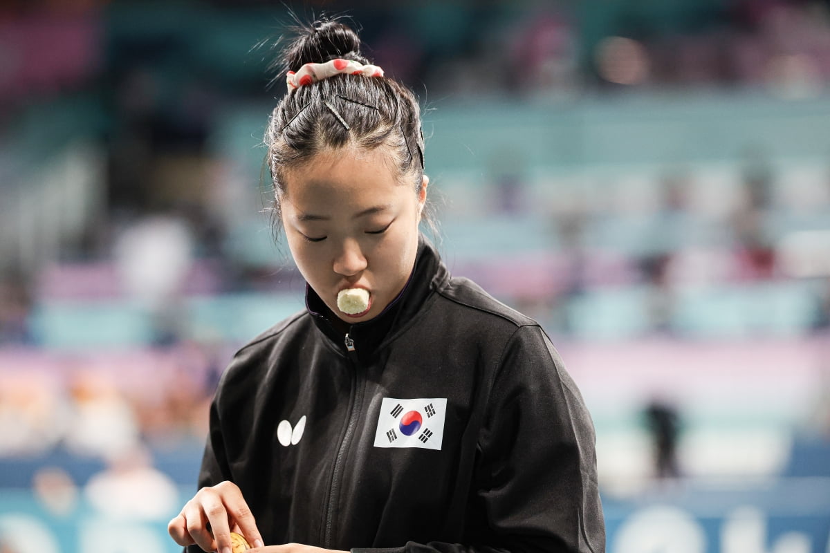 대한민국 탁구 대표팀 신유빈이 10일(한국시간) 프랑스 파리 사우스 파리 아레나4에서 열린 '2024 파리올림픽' 탁구 여자 단체 동메달 결정전 대한민국 이은혜와 독일의 아네트 카우프만의 경기에서 바나나를 먹고 있다.사진=뉴스1