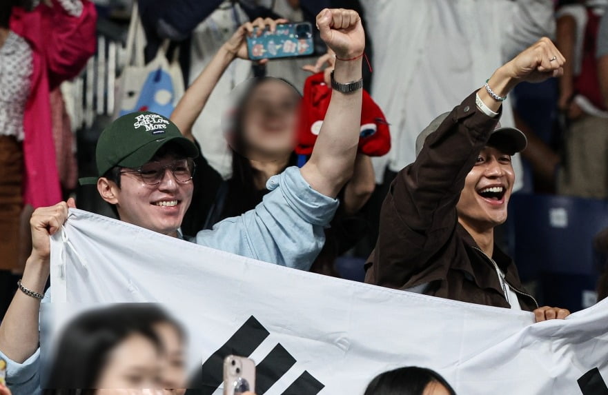 샤이니 민호와 배우 이동욱이 10일(한국시간) 프랑스 파리 사우스 파리 아레나4에서 열린 '2024 파리올림픽' 탁구 여자 단체 동메달 결정전 대한민국과 독일의 경기에서 대한민국이 동메달을 확정 짓자 기뻐하고 있다. /사진=뉴스1