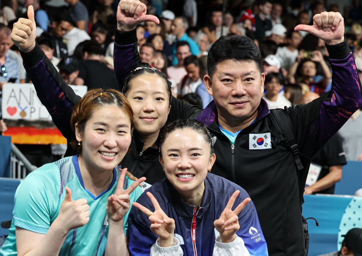 대한민국 탁구 대표팀 전지희, 신유빈, 이은혜, 오광헌 감독이 10일(한국시간) 프랑스 파리 사우스 파리 아레나4에서 열린 '2024 파리올림픽' 탁구 여자 단체 동메달 결정전에서 승리한 후 포즈를 취하고 있다. 사진=뉴스1