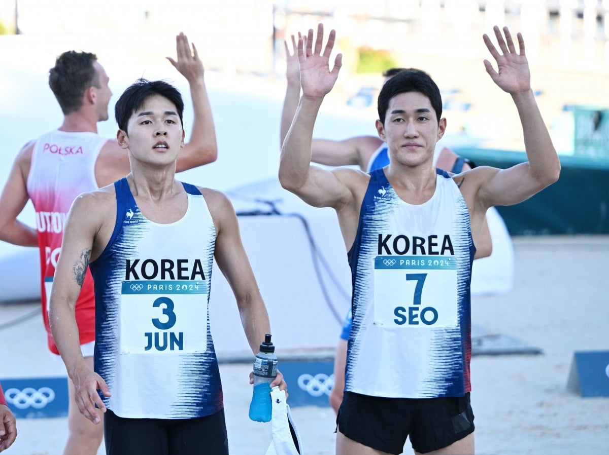 대한민국 전웅태와 서창완이 11일(한국시간) 프랑스 베르사유 궁전 경기장에서 열린 파리올림픽 남자 근대5종 결승에서 각각 6위와 7위로 마친 뒤 응원단을 향해 인사하고 있다. /사진=뉴스1