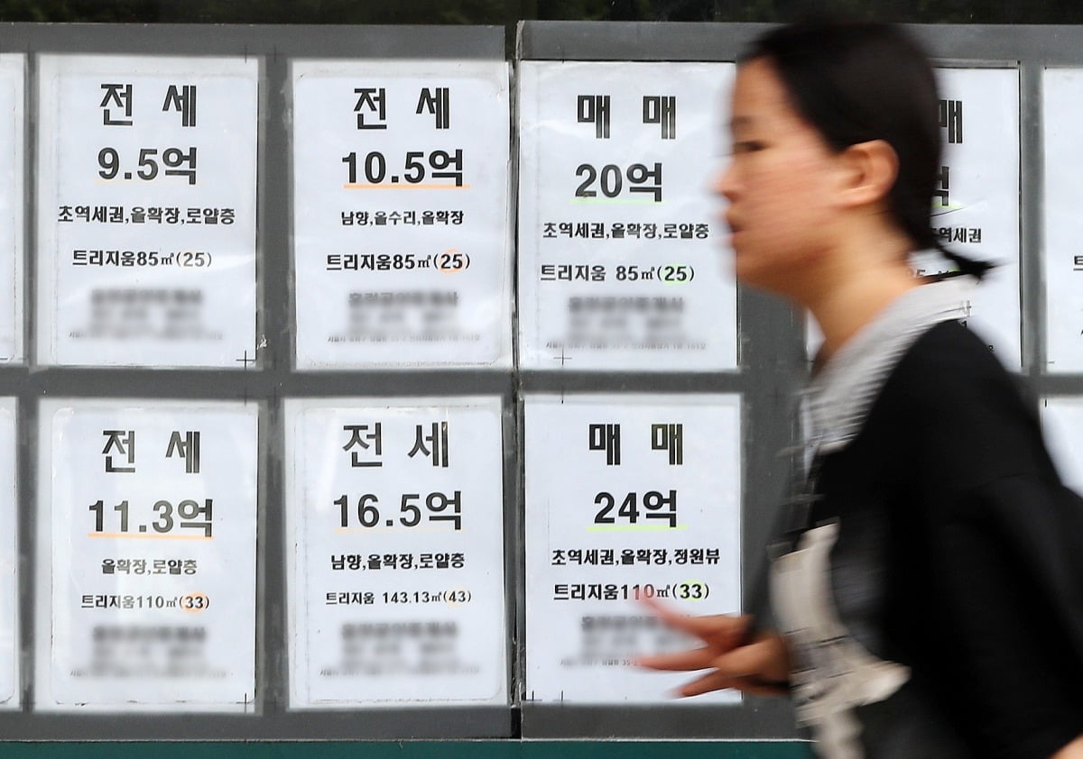 서울 송파구 부동산중개업소에 전세를 비롯한 매물 안내문이 붙여있다.  사진=뉴스1