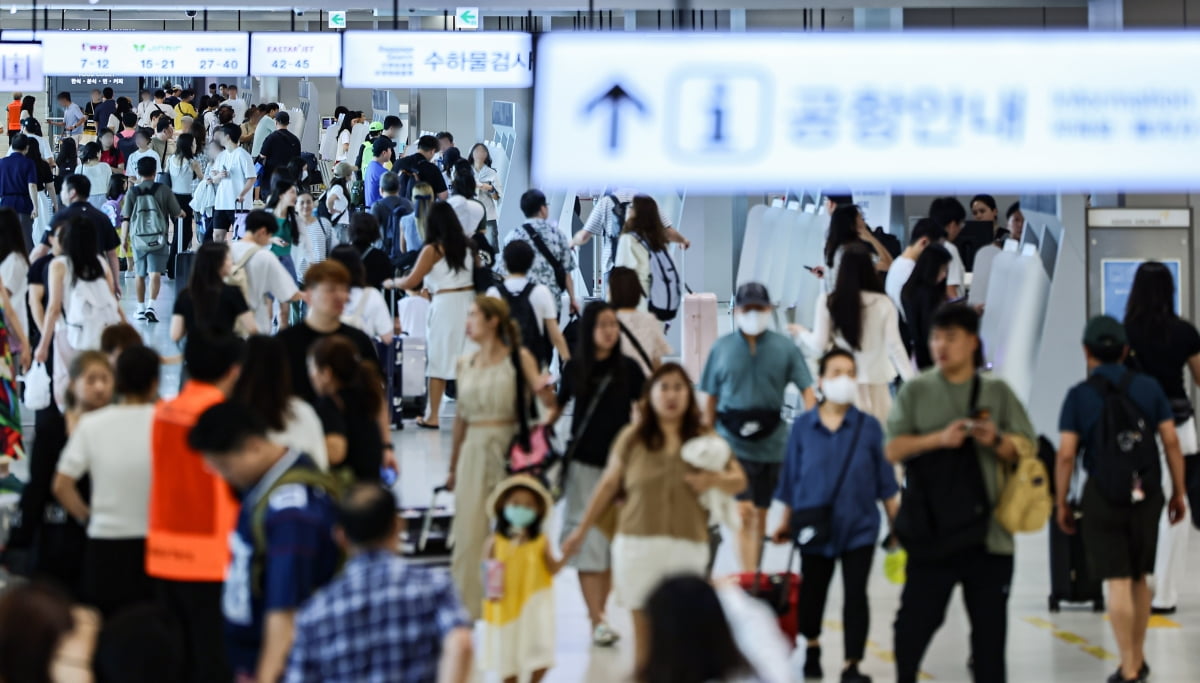  서울 강서구 김포공항 국내선청사에서 여행객들이 탑승수속을 기다리고 있다. 사진=뉴스1