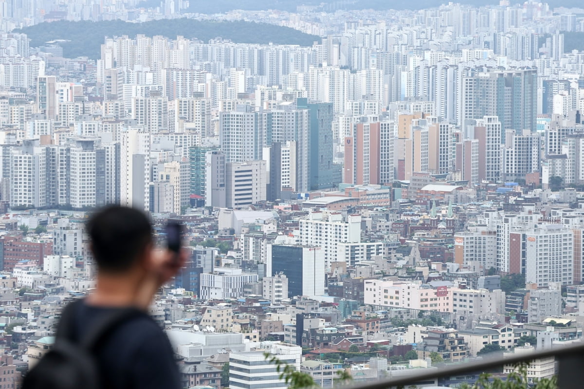 서울 중구 남산에서 바라본 시내 아파트 전경. 사진=뉴스1