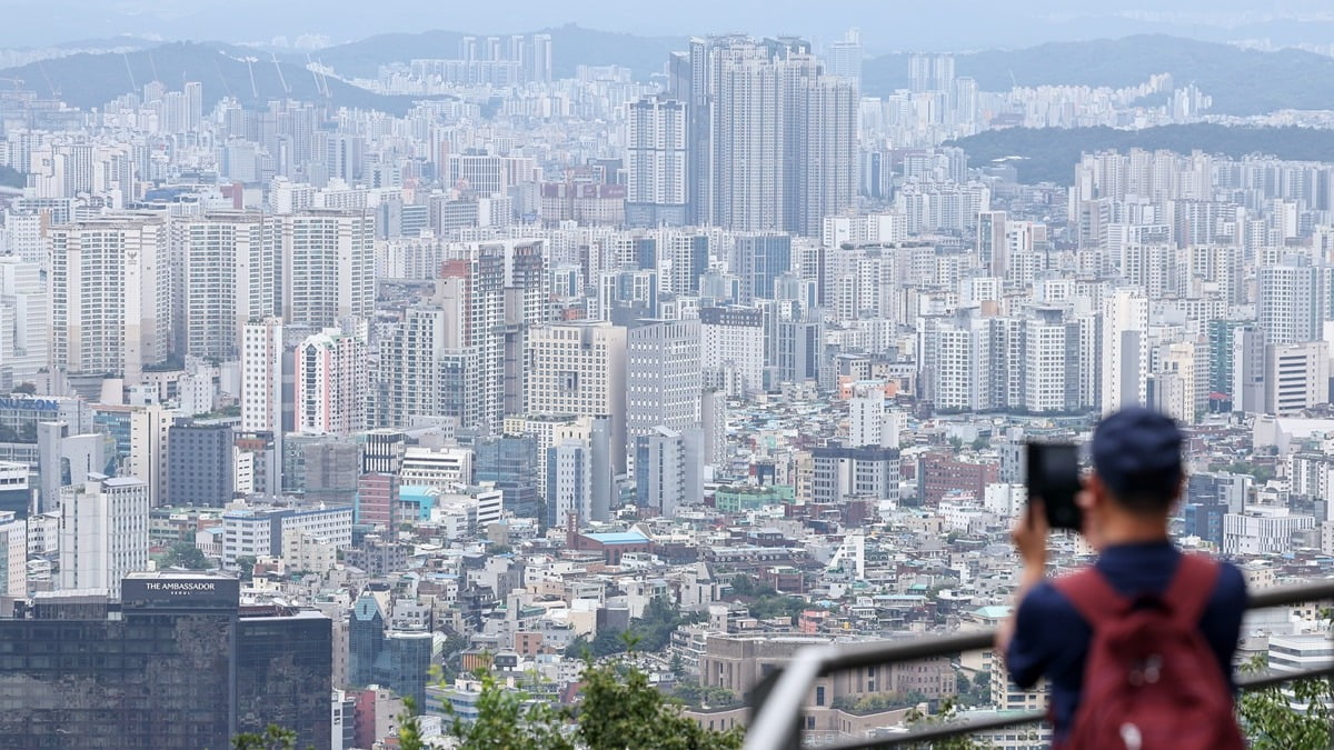 서울 중구 남산에서 바라본 시내 아파트 밀집 지역. 사진=뉴스1