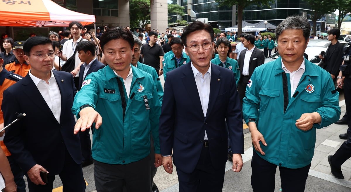  김민석 더불어민주당 최고위원이 23일 오후 경기 부천시 숙박시설 화재 현장에 도착해 현장을 둘러보고 있다. / 사진=뉴스1