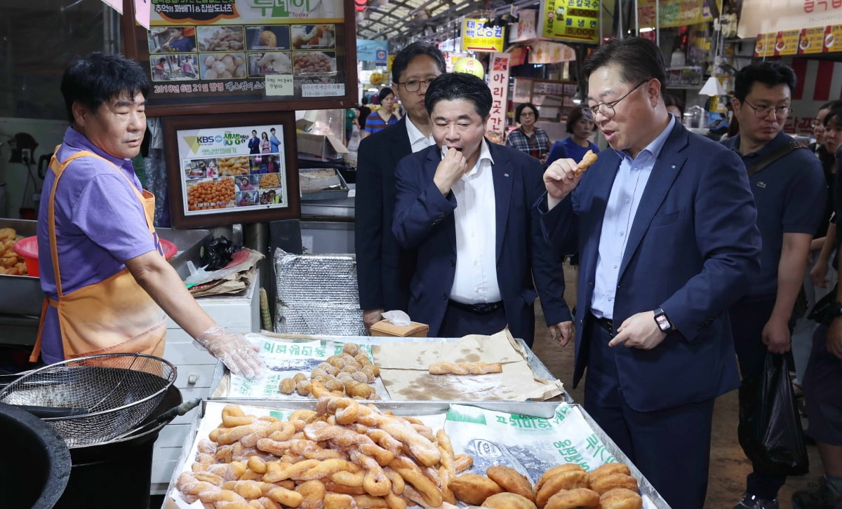 [포토] 추석 앞두고 대한상의 임직원 전통시장 방문