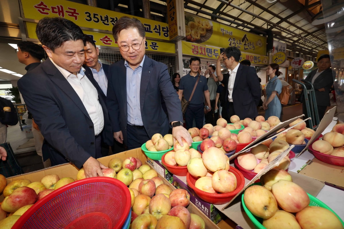 [포토] 추석 앞두고 대한상의 임직원 전통시장 방문