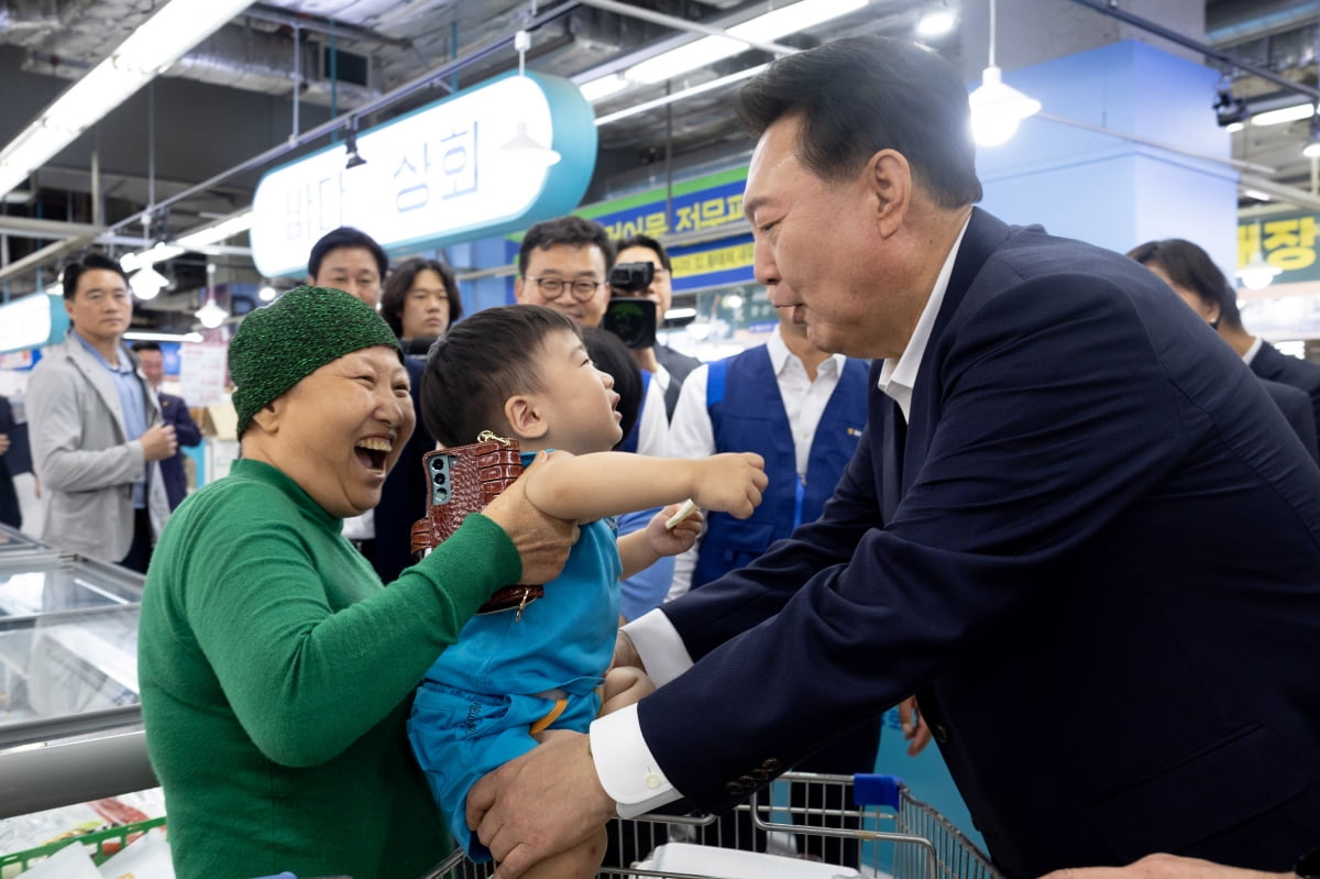 윤석열 대통령이 3일 서울 도봉구 농협 하나로마트 창동점을 방문해 추석명절을 앞둔 현장의 장바구니 물가 등을 점검하고 시민들을 만나고 있다. 대통령실제공