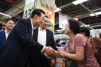 마트 찾은 尹대통령 "사과·배 가격 아직 높아…안정되게 노력"