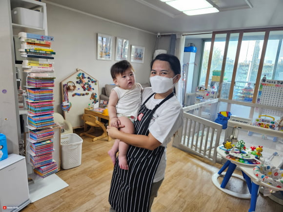 
3일 처음 출근한 필리핀 카지노 미국가 서울의 한 가정에서 아이를 안고 있다. /사진=서울시 제공
