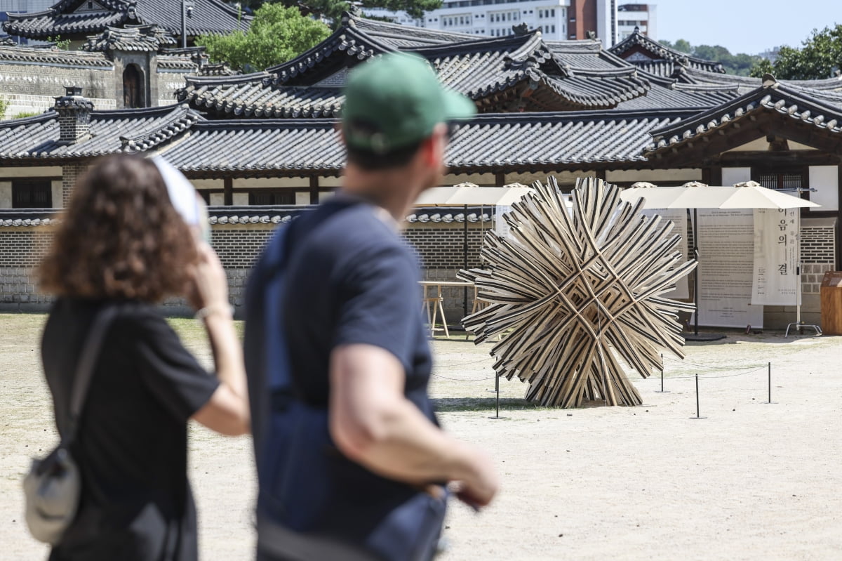 4일 오전 서울 종로구 창덕궁 낙선재에서 열린 'K-헤리티지 아트전(Korean Heritage Art Exhibition)'을 찾은 외국인 관람객들이 작품을 살펴보고 있다. 임형택 기자