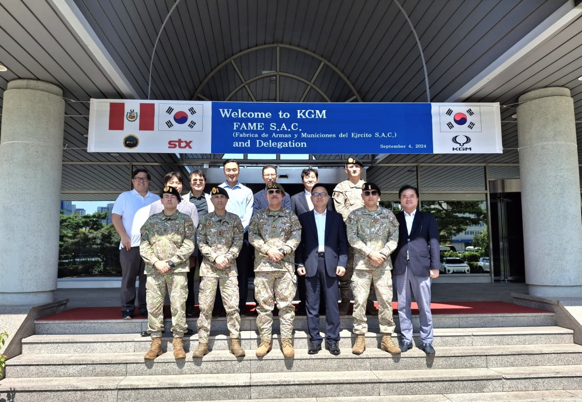 박장호 슬롯사이트 네임드카지노M 대표이사(사진 오른쪽 3번째)와 페루 육군 관계자들의 모습./사진=슬롯사이트 네임드카지노M