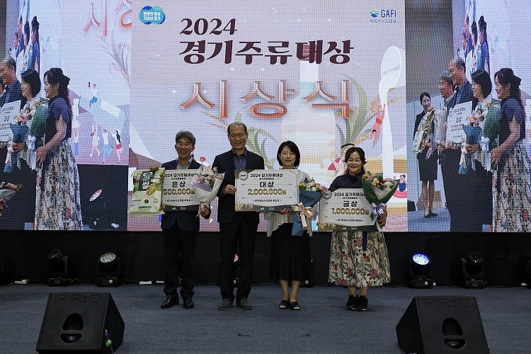 경기도농업기술원이 자체 개발한 전통주가 농림축산식품부 주최 '2024 우리술품평회'와 경기도농수산진흥원 주관 '2024 경기주류대상'에서 잇따라 대상을 수상했다고 5일 밝혔다.경기도농업기술원 제공