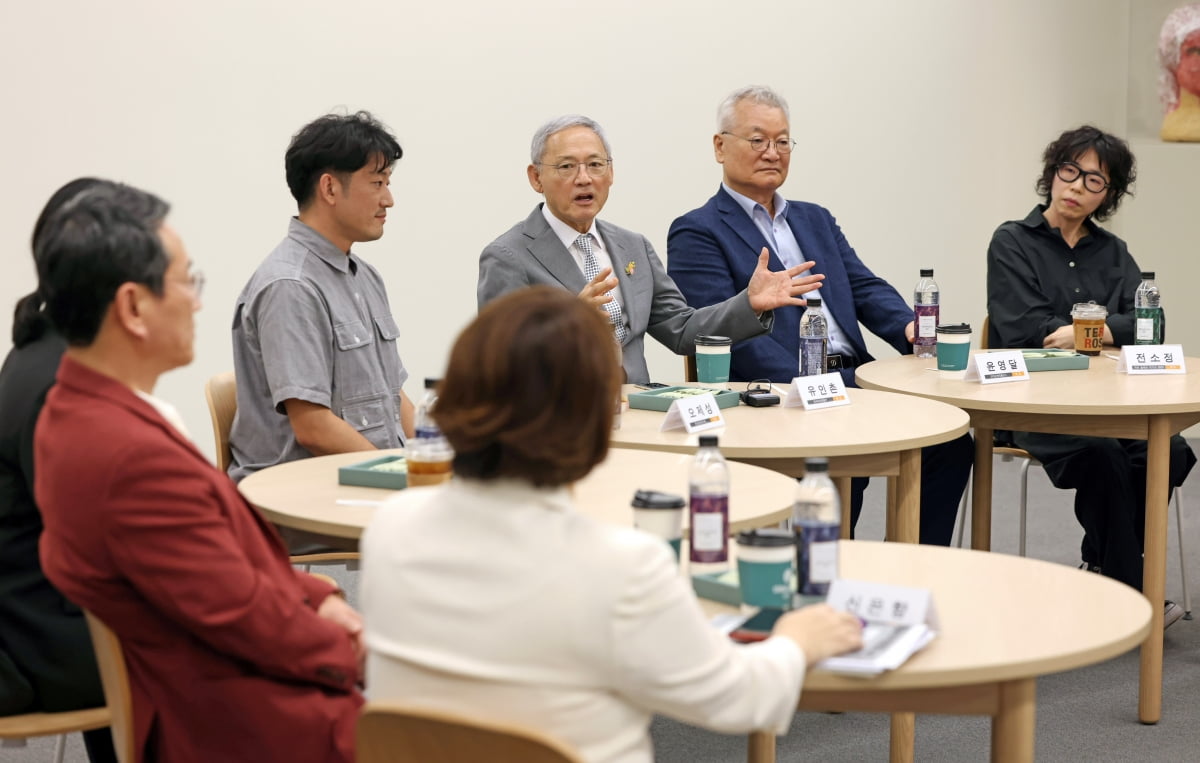 유인촌 문화체육관광부 장관이 4일 서울 종로구 국립현대미술관 서울관에서 열린 대한민국 미술축제 ‘미술인의 밤’ 행사 참석에 앞서 문화예술 후원기업 대표 및 작가 등을 만나 간담회를 하고 있다. /문체부