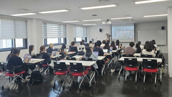 엔터테인먼트 영상 기획 및 제작 과정 3기 교육생들이 서울창업허브 공덕에서 교육을 진행중이다.