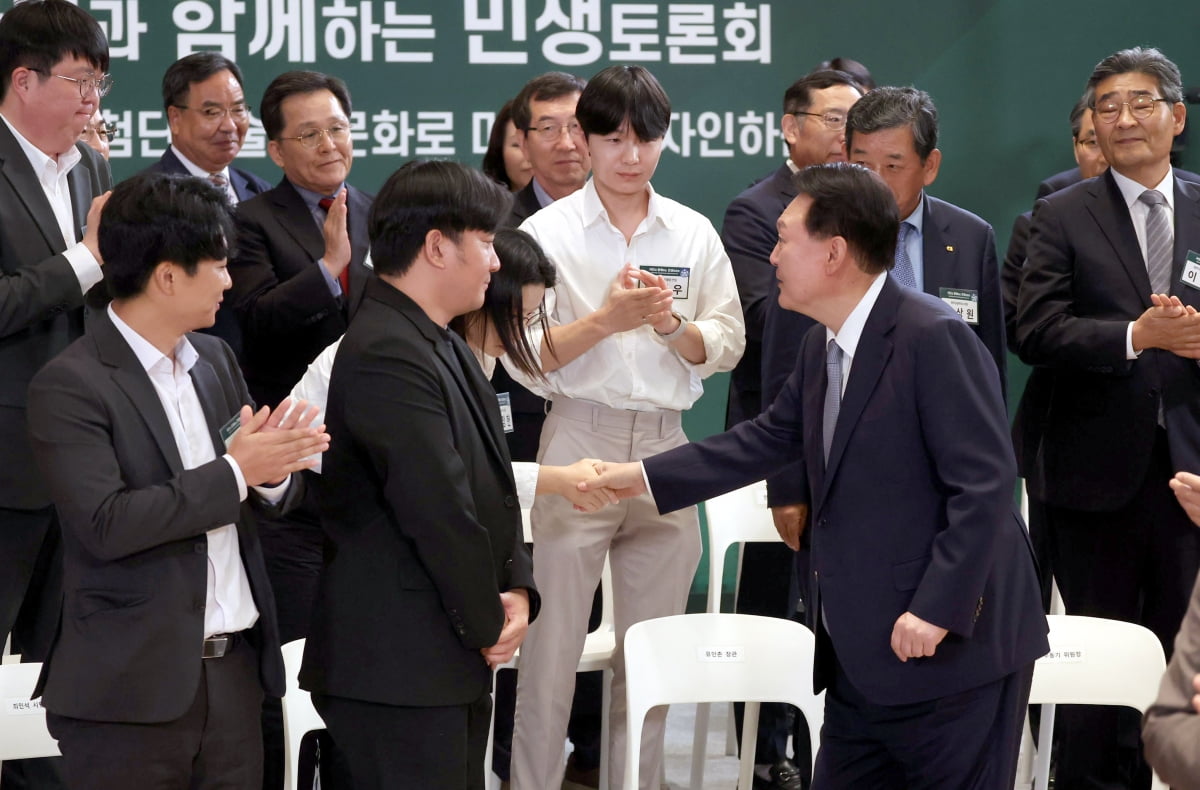 윤석열 대통령이 5일 광주과학기술원에서 열린 민생토론회에 참석해 참석자들과 인사를 하고 있다. 대통령실사진기자단
