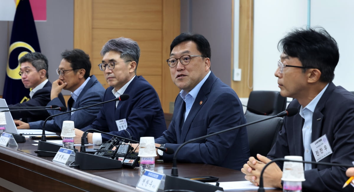 [포토] 저축은행권 만난 김병환 금융위원장