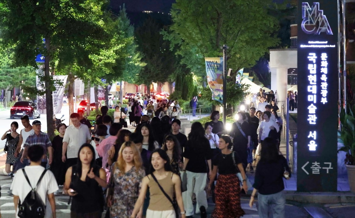 4일 저녁 카지노 꽁머니 지급 삼청동 미술관 일대가 전시 관람객들로 붐비고 있다./김범준 기자