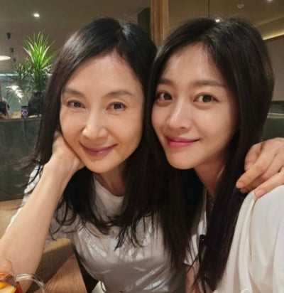 Chae Si-ra and Jo Bo-ah Showcase Stunning Beauty Ahead of Jo Bo-ah's Wedding