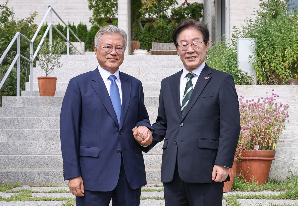 이재명 더불어민주당 대표가 지난 8일 오후 경남 양산시 하북면 평산마을에서 문재인 전 대통령과 기념촬영을 하고 있다. /사진=더불어민주당 제공