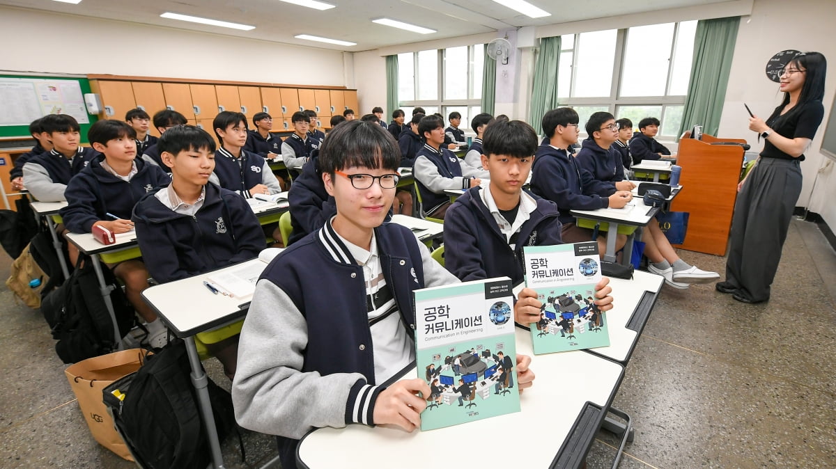 서울 선덕고등학교 학생들이 '공학 커뮤니케이션' 수업을 진행하고 있다. 공학 커뮤니케이션은 현대모비스가 청소년 공학리더 양성을 위해 개발한 교육 과정으로, 일반계 고등학교 교과목으로 채택돼 수업에 활용되고 있다./사진=현대모비스