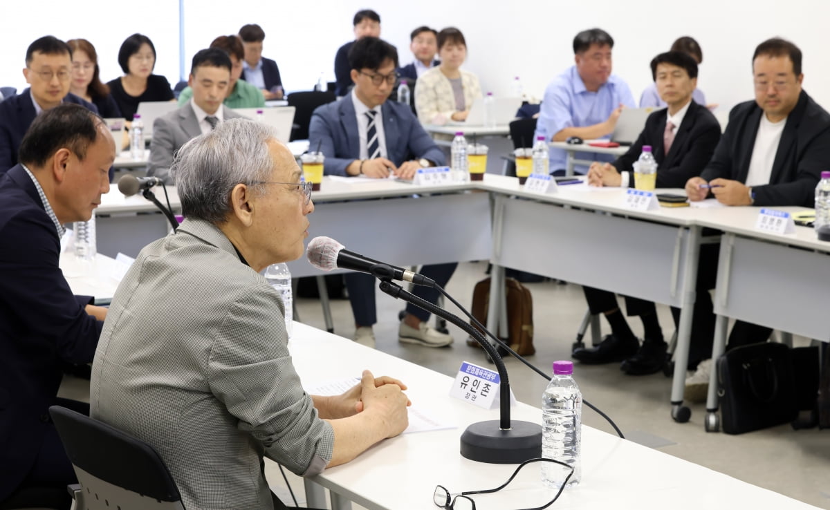 유인촌 문화체육관광부 장관이 9일 서울 종로구 국립현대미술관 서울관 교육동 회의실에서 열린 2025년 예산지원 관련 영화업계 토론회에서 인사말을 하고 있다. /문체부