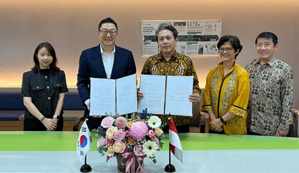 왼쪽부터 지씨셀의 전지원 본부장, 제임스 박 대표, Bifarma의 Dr. Sandy Qlintang, President Director, Kalbe의 Irawati Setiady, President Director, Sie Djohan, Director. 지씨셀 제공