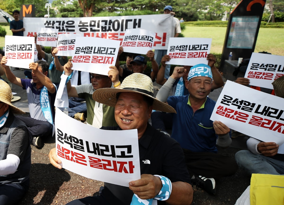 농민의길과 전국농민회총연맹 소속 농민들이 10일 오후 서울 용산구 전쟁기념관 앞에서 열린 정부 수확기 쌀 대책 규탄대회에서 쌀값 보장을 촉구하는 구호를 외치고 있다. 농민단체들은 이 자리에서 