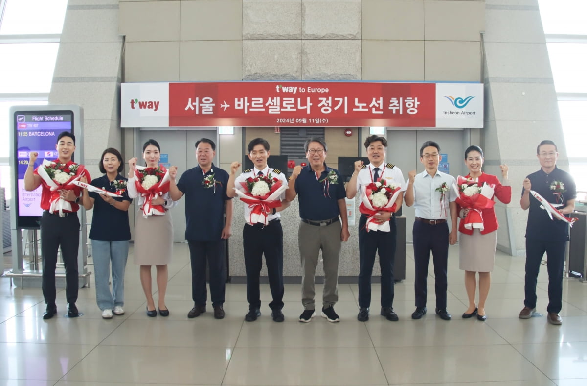 정홍근 티웨이항공 대표이사(좌측에서 여섯 번째), 신동익 인천국제공항공사 허브화전략처장(우측에서 세 번째), 박인섭 티웨이항공 객실본부장(좌측에서 두 번째), 황영조 티웨이항공 운송담당상무(좌측에서 네 번째), 조병태 티웨이항공 인천공항지점장(우측에서 첫 번째)./사진=티웨이항공