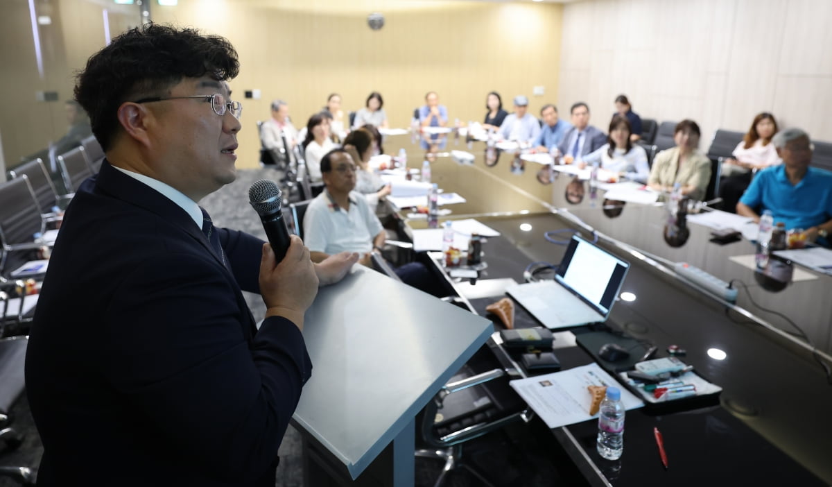 지난 5일 오후 서울 역삼동 NH투자증권 프리미어 블루 강남센터에서 김시욱 이사가 고액자산가를 대상으로 자산관리 세미나를 열고 있다. (사진 = 최혁 기자)