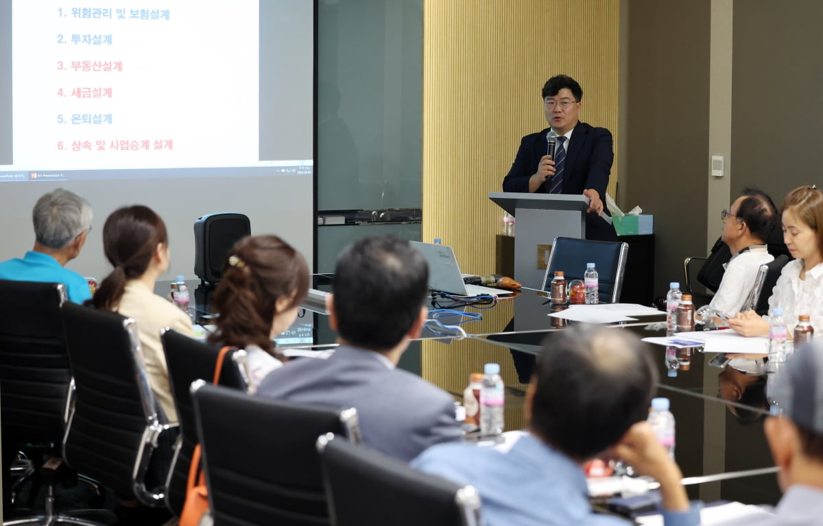 지난 5일 오후 서울 역삼동 NH투자증권 프리미어 블루 강남센터에서 김시욱 이사가 고액자산가를 대상으로 자산관리 세미나를 열고 있다. (사진 = 최혁 기자)