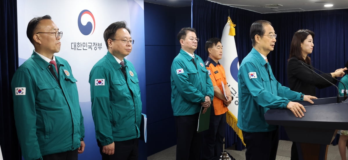 [포토] 응급의료 종합상황 브리핑 하는 한덕수 총리