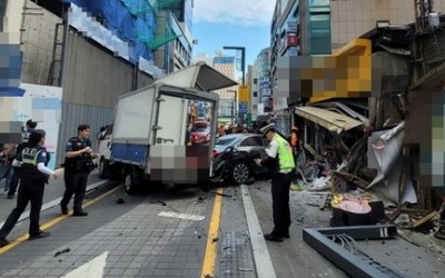 부산 해운대서 인도 돌진한 벤츠에 2명 심정지…급발진 주장