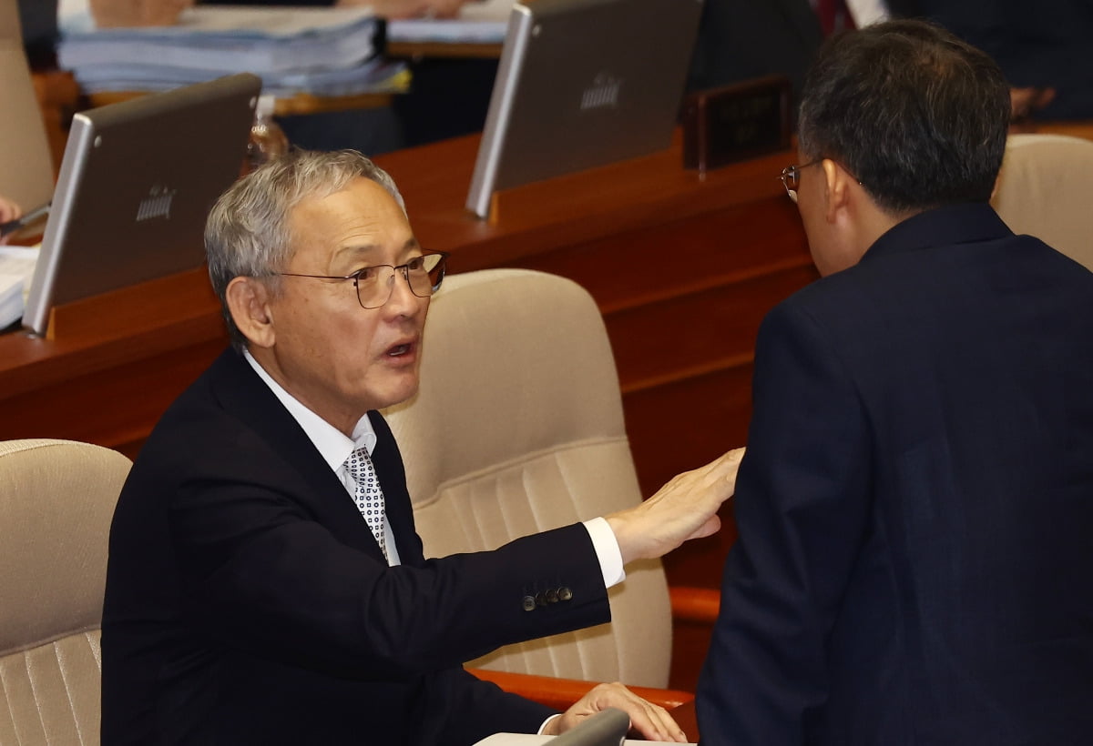 유인촌 문화체육관광부 장관이 12일 오후 서울 여의도 국회 본회의장에서 열린 교육·사회·문화 분야 대정부질문에서 추경호 국민의힘 원내대표와 대화하고 있다.  /뉴스1