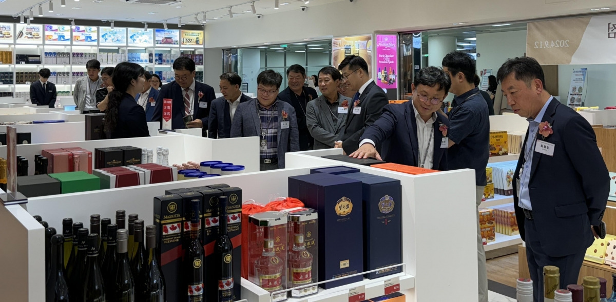 12일 청주국제공항 출국장에서 열린 경복궁면세점 개점행사에 참석한 주요 인사들이 상품을 살펴보고 있다.  /사진=경복궁면세점