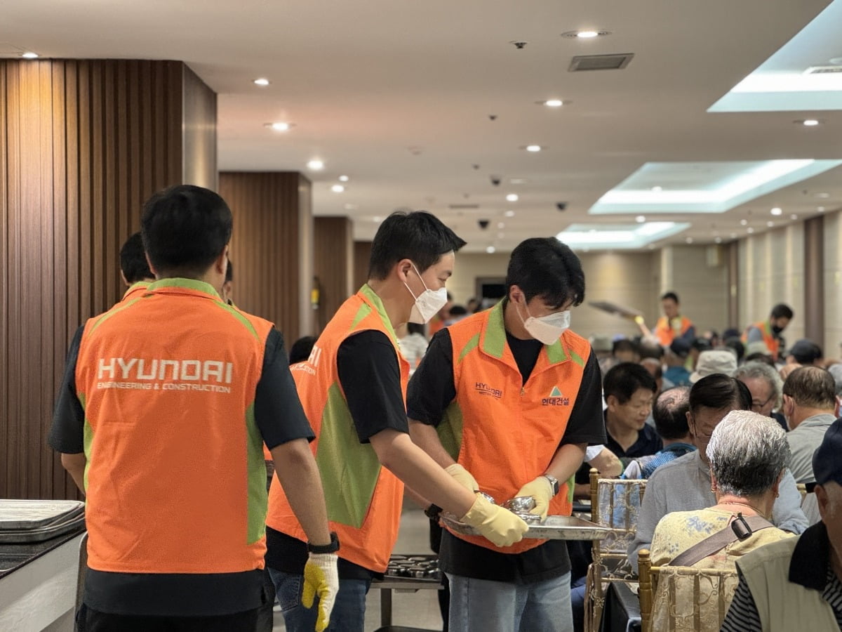 현대건설 임직원이 추석 명절을 앞두고 어르신들에게 배식 봉사활동을 하고 있다. /현대건설 제공 