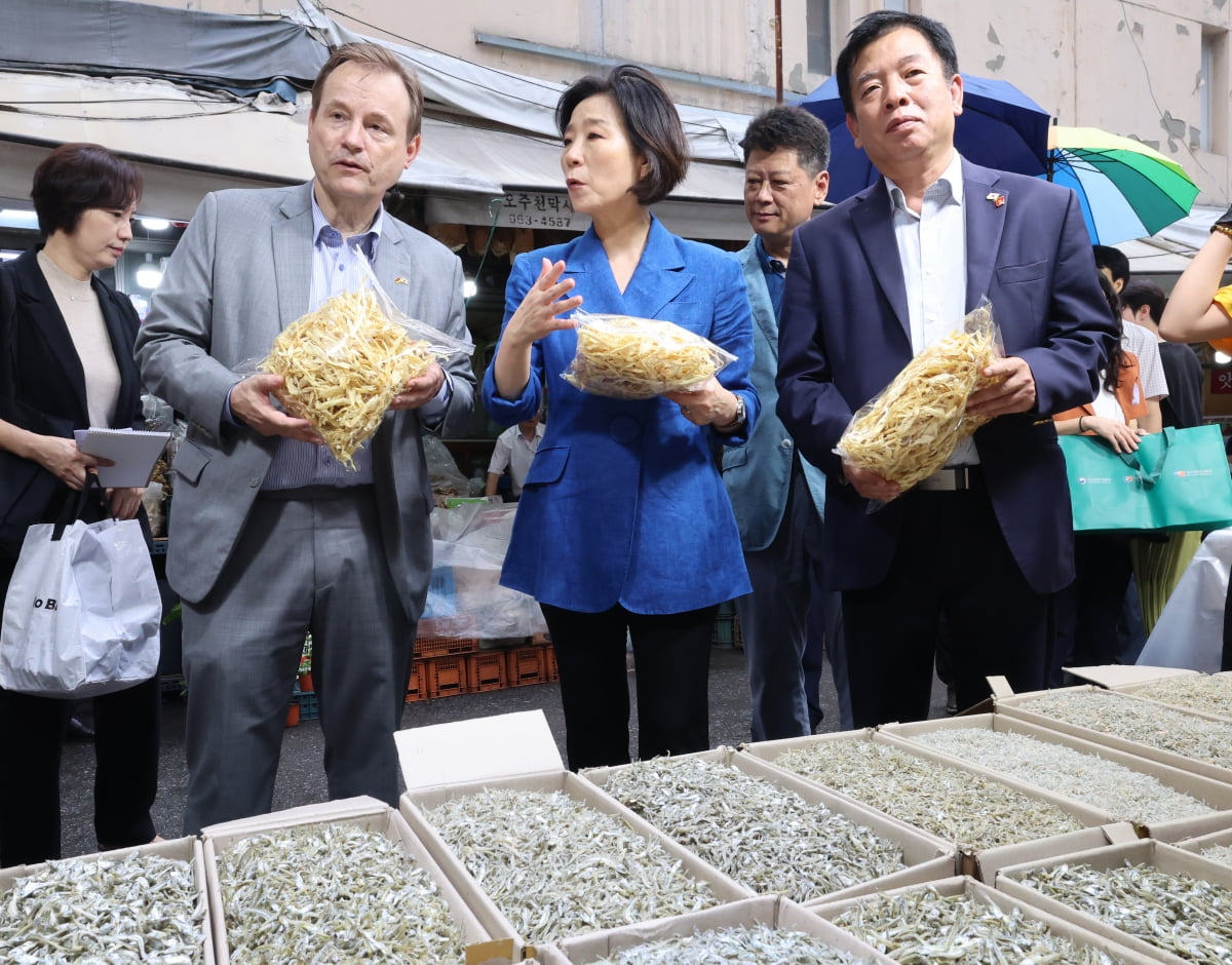 [포토] 주한대사들과 경동시장 찾은 오영주 장관